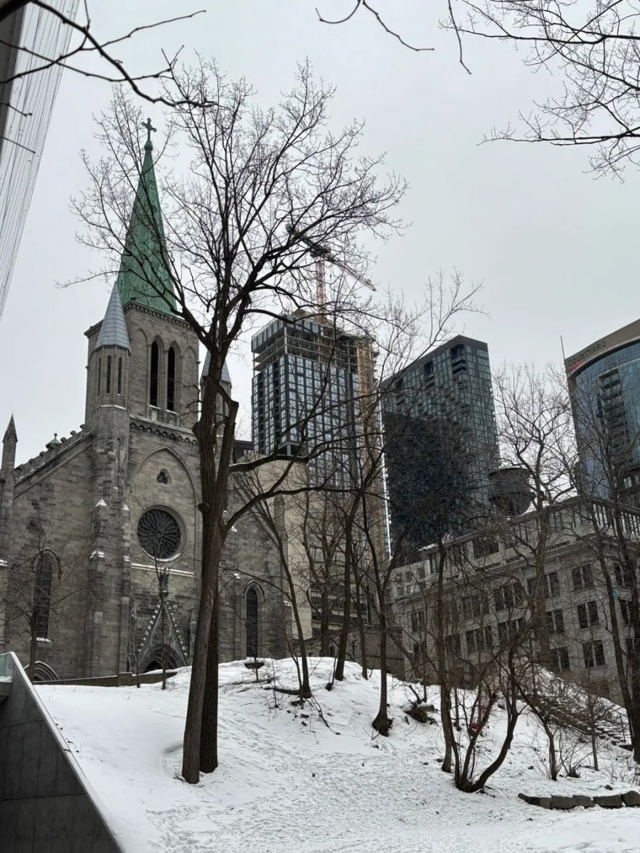 Strolling through downtown Montreal
☺️🌃
