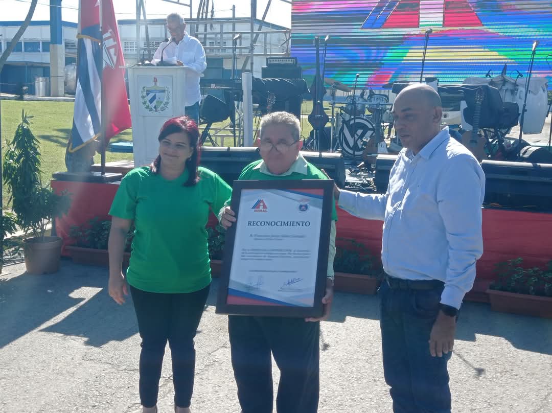 YamileRamosCord's tweet photo. Durante el acto nacional por el día del trabajador de la Industria Alimentaria, el Maestro Ronero Javier Sabat González, recibió un reconocimiento especial por sus aportes a la conservación de la tradición ronera de Vueltabajo. #PinarXNuevasVictorias #Cuba https://t.co/OsoH34iC3r