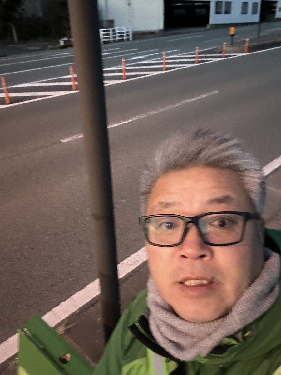 kuma_3_net's tweet photo. 今日の朝活は、立野小前交差点でした。
とても風が強い中吹き飛ばされそうになりながらの活動でした。
お声かけなどもいただきました！
#朝活
#南阿蘇村
#生まれてよかった
#住んでよかった
#ずーっと住み続けられる村づくり
#工藤まさみ
#おはようございます
#ありがとうでございます https://t.co/zxwlV36xgf