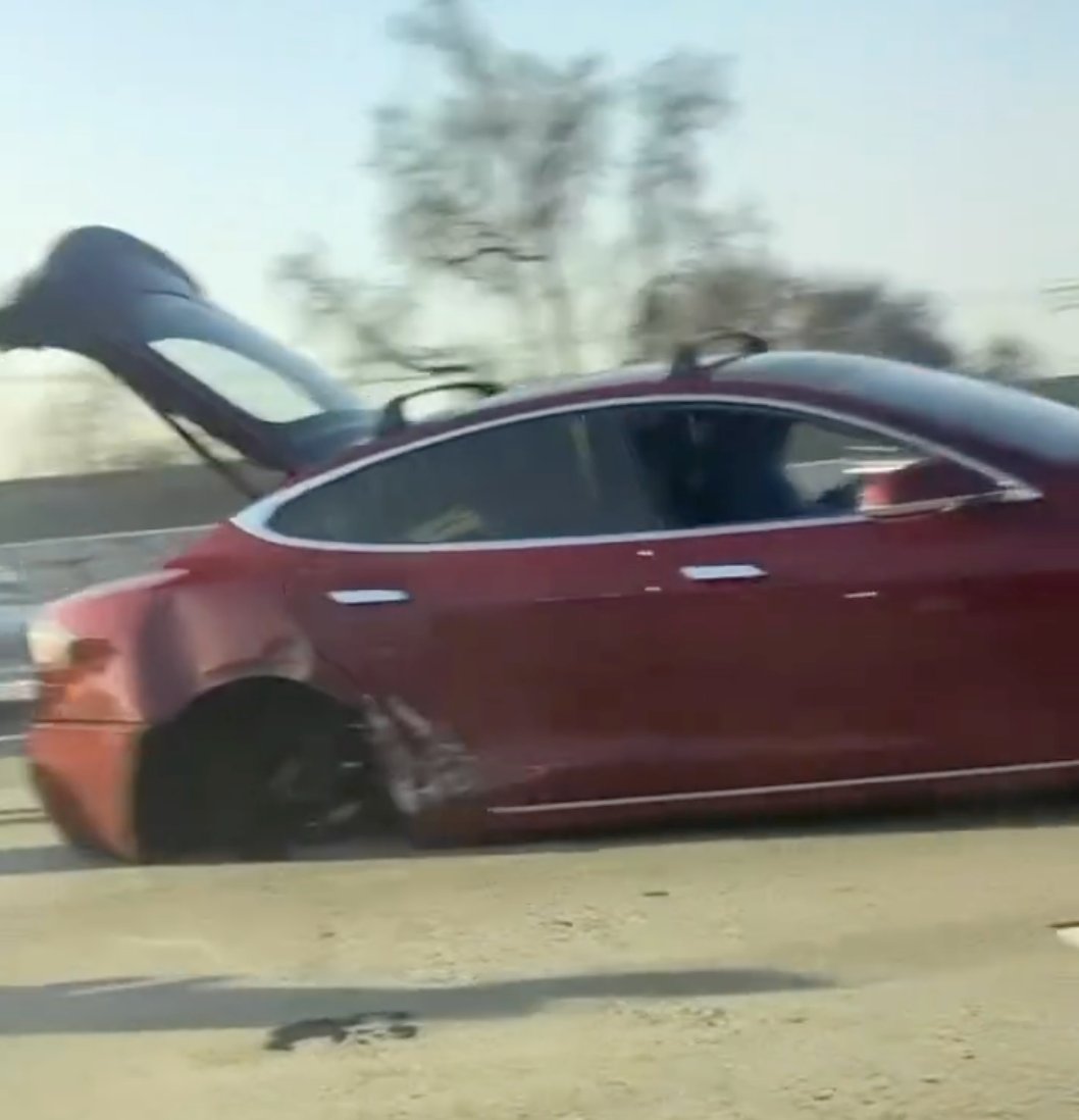 StonkKing4's tweet photo. $TSLA model S #WhompyWheel π€‘
vs
other vehicles in an accident ππ https://t.co/U3jpNpYrjf