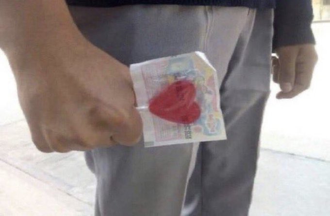 ELLA: Me gustan los regalos caros. YO:😅