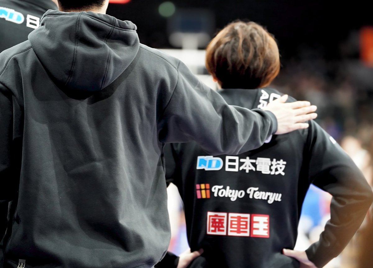rinlun08150518's tweet photo. 終了の瞬間の文男さんとひかるん🥰
文男さん、ほっとしたね。
肩に置かれたひかるんの手が優しい。
サイズ感、あってなくて😢
ひかるん🙇♀️💦💦
#fumionishimura
#hikarufutagami
#20250125vsFE名古屋
#千葉ジェッツ
#ENTRIO https://t.co/BovPl7To9a