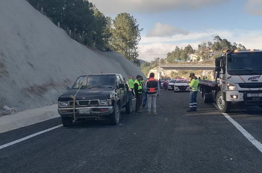 PolVial_GobOax's tweet photo. Abanderamos hecho de tránsito sobre el kilómetro 48 de la carretera #Mitla - #Tehuantepec, a la altura de Llano Crucero. #Oaxaca

⚠️ Disminuya su velocidad. 

@GobOax @salomonj @IvanGarcia_A @ToryLopezS https://t.co/UKwVkLToxw