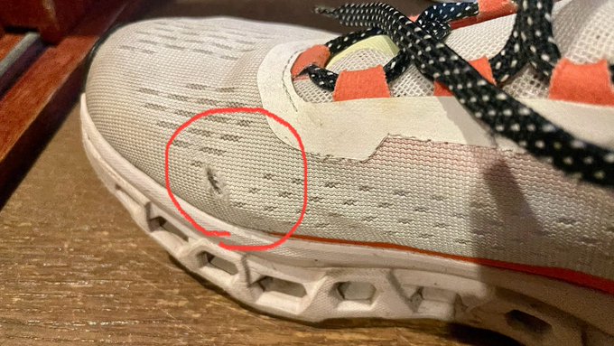 ランシューの悩み 
ソールの外側から減る、とかはきっと走り方なんだろうなと思うのだけど、必ず右足の内側、ここから切れてくるんです。これで
3足目、同じ状態。 
何が悪いんでしょう😕
#ライブラン #OnFriend