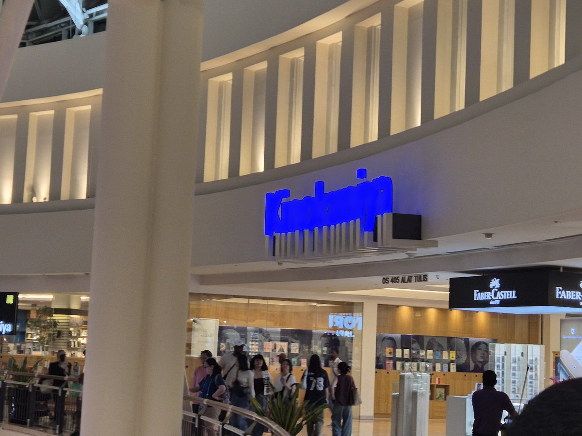 What's your go-to store while travelling?

Unsurprisingly, I'm back to glossing over books😅