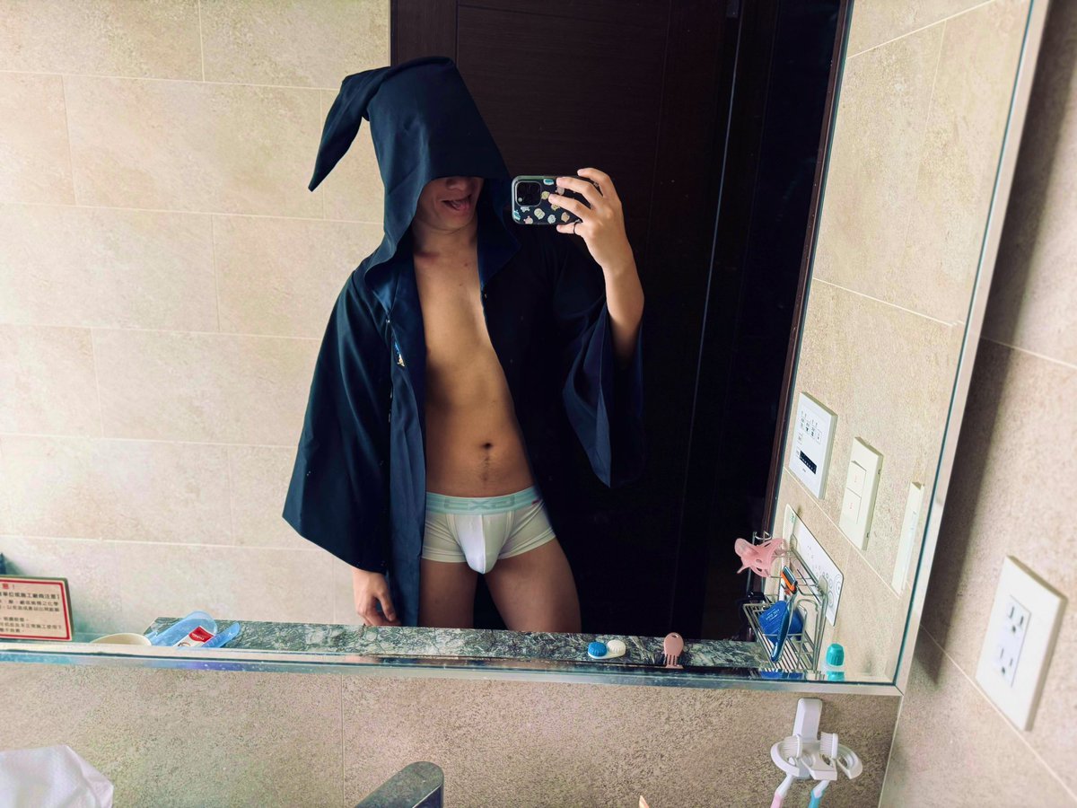我的魔杖勒😗

（確定穿雷文克勞的巫師袍還要這樣拍照欸🥹）