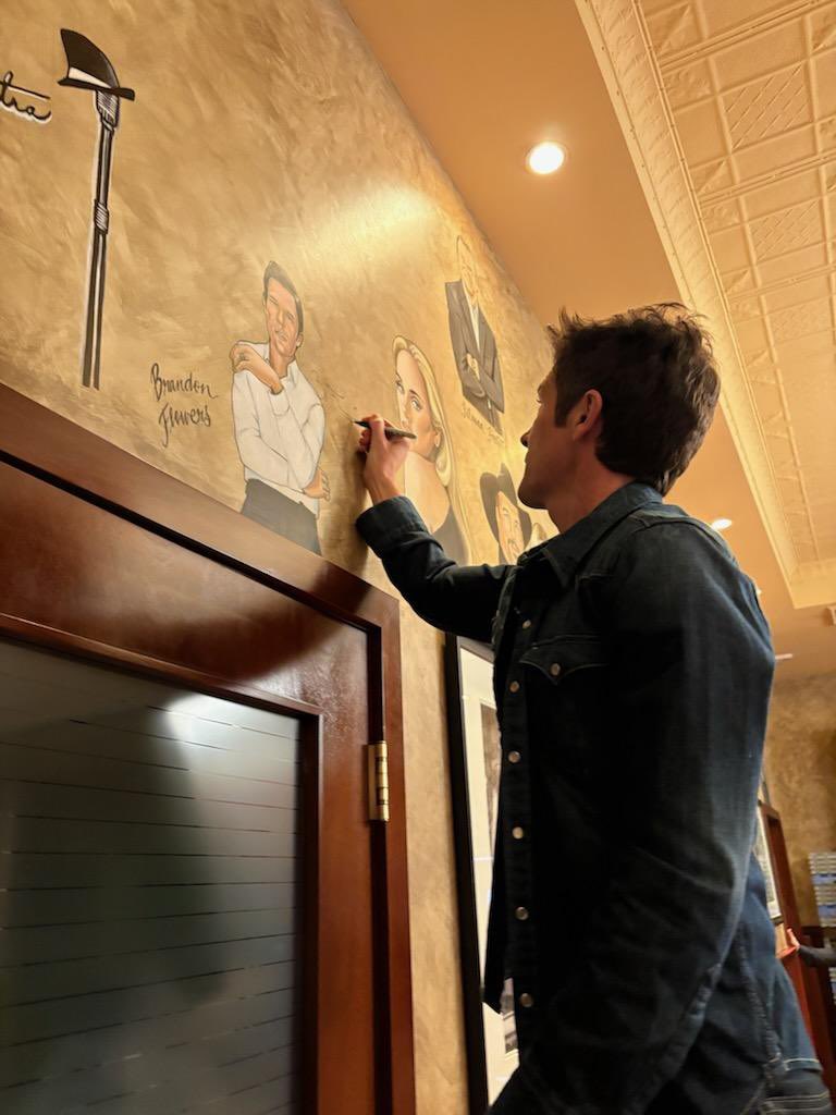 johnnykats's tweet photo. Brandon Flowers of
@thekillers signed his caricature last night on the famed @PalmRestaurant @ Forum Shop’s at Caesars collection last night … Shown with restaurant GM Michael Martin … @reviewjournal @CaesarsPalace https://t.co/Qe1kfc1qh2