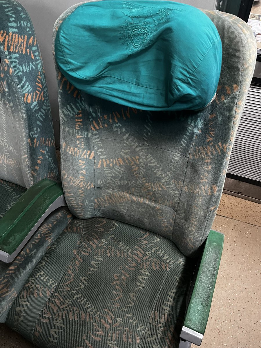 Meggg_B's tweet photo. T1 @IRCTCofficial this, believe it or not, is 12028 Shatabdi express COACH E2 (Bengaluru-Chennai). Rock-bottom! Can’t believe what the premium for. The seats are shit and the tray table won’t shut! https://t.co/5NQRVNOLAz