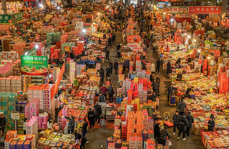 #SpringFestival is approaching, and Yiwu fruit market in Zhejiang is in a festive uproar. Shoppers are busy selecting domestic and imported fruits. The daily turnover exceeds 10 million yuan ($1.36 million), and vendors are scrambling to source more. #FunChina #shopping