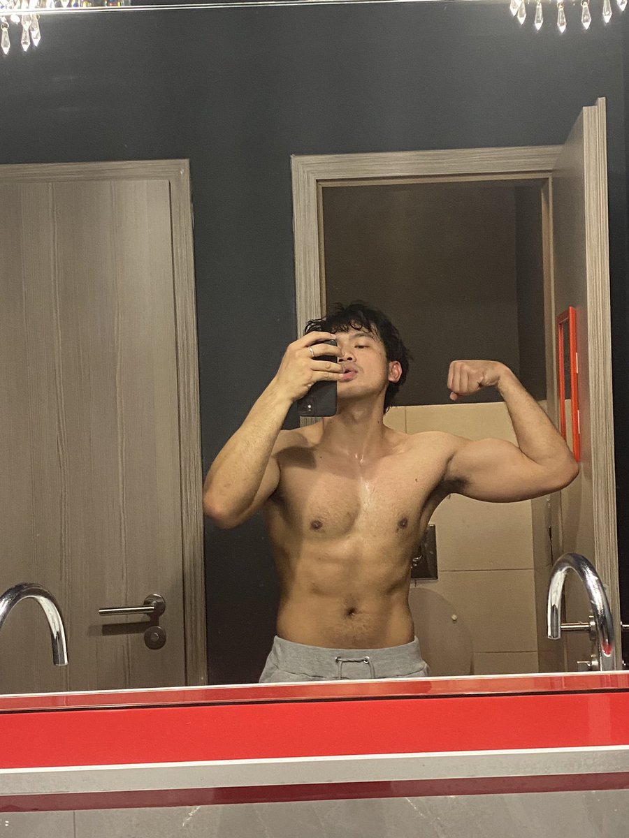 nard_bernard30's tweet photo. Nakulangan ng pawis sa pag Bubuhat Kaya nag sauna https://t.co/kXE2bwFVfH