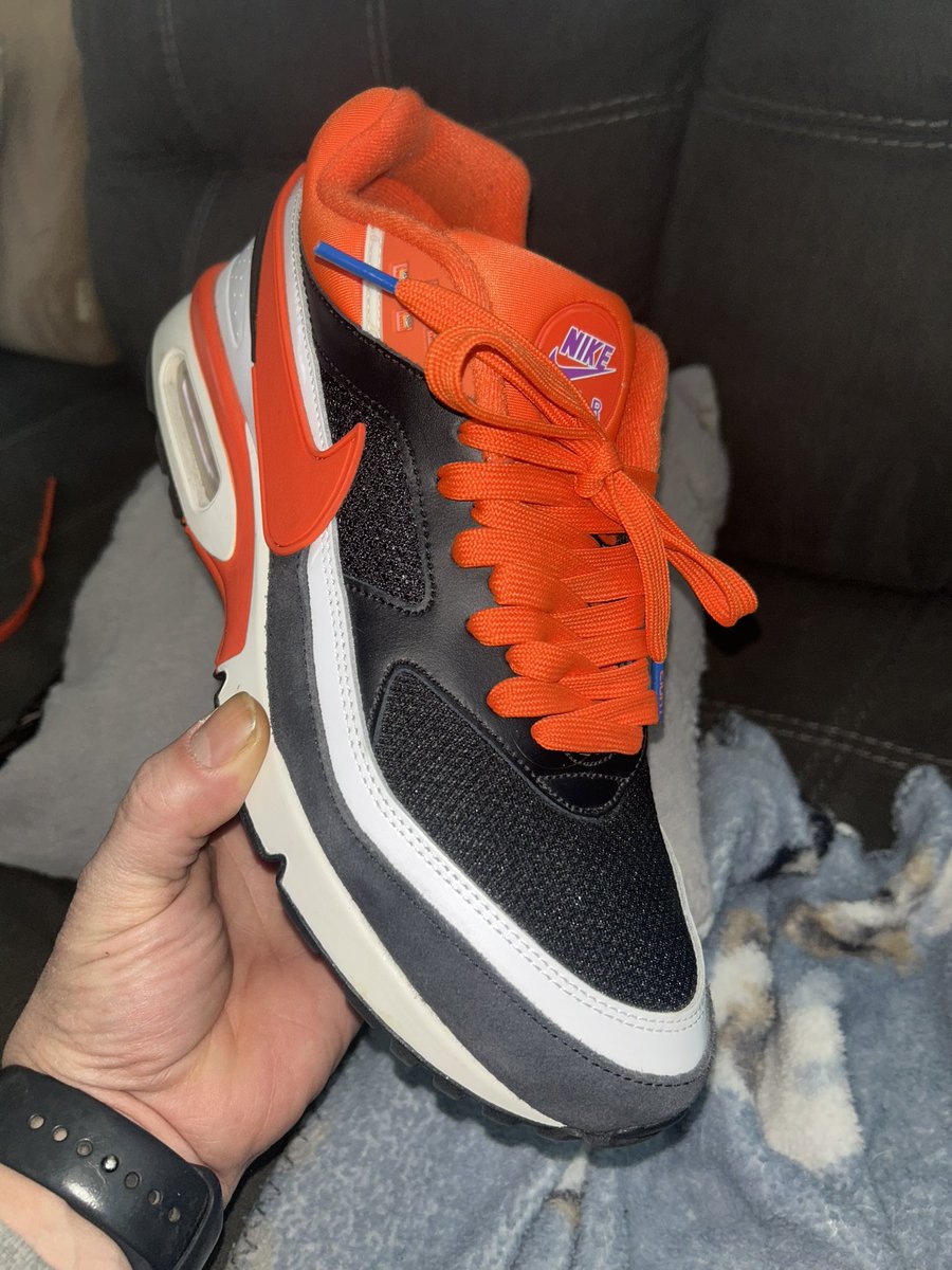 #LeBron8HWC laces for the win. Shoot. My coworker might want these back after seeing them properly laced. I almost feel bad. Almost. He actually only wanted $20 for them but I had to kick another $5 for my own piece of mind. #YourSneakersAreDope