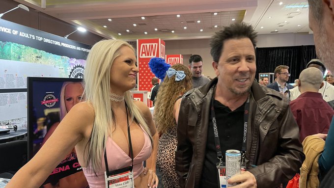 I fucking love this guy! @mikequasar https://t.co/EqRYkIg5DF