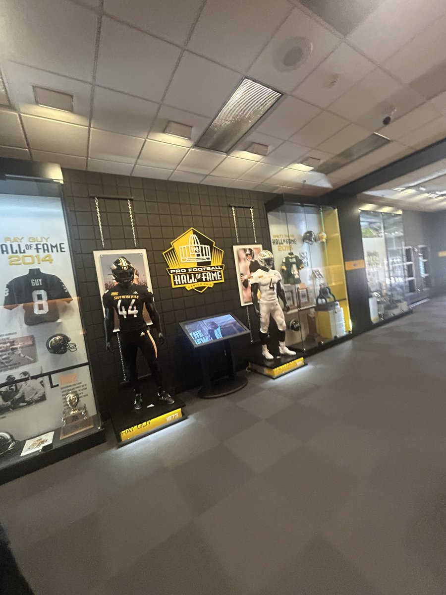 Had a good time back at <a href="/SouthernMissFB/">Southern Miss Football</a> can’t wait to be back in the spring 🦅🟡⚫️ <a href="/CoachHuff/">Charles C. Huff</a> <a href="/aarondobson17/">Aaron Dobson 3</a> <a href="/shayhodge3/">Shay Hodge™</a> <a href="/LawrencHopkins/">Lawrence Hopkins</a> <a href="/MacCorleone74/">Rion (Ree-un) Young</a>