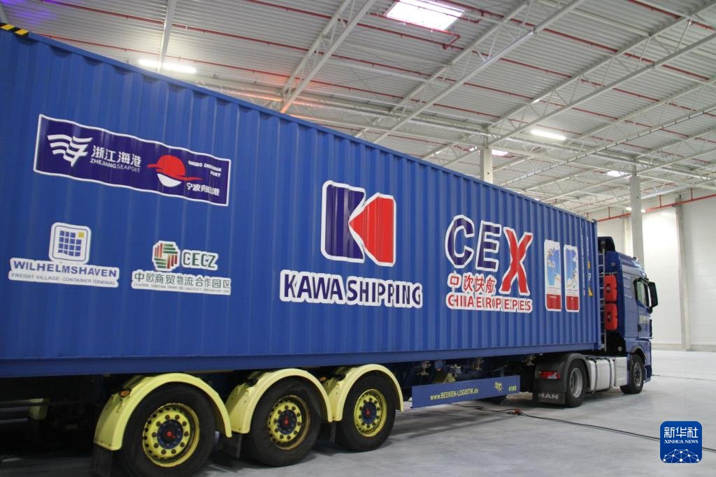 【“中歐快航”直達航線首航貨輪抵達德國威廉港】24日，一艘由浙江寧波舟山港啟航的貨輪抵達德國北部威廉港，標誌著連通中國長三角地區與德國唯一深水港的“中歐快航”直達航線成功完成首航。據悉，這艘集裝箱船主要裝載來自中國的鋰電池及跨境電商等高附加值貨物，航程耗時僅26天，較傳統方式縮短十余天。