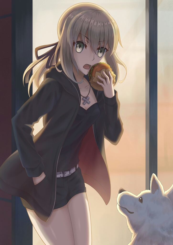 Su compañero canino es al único que ella está dispuesta a compartirle de su comida.