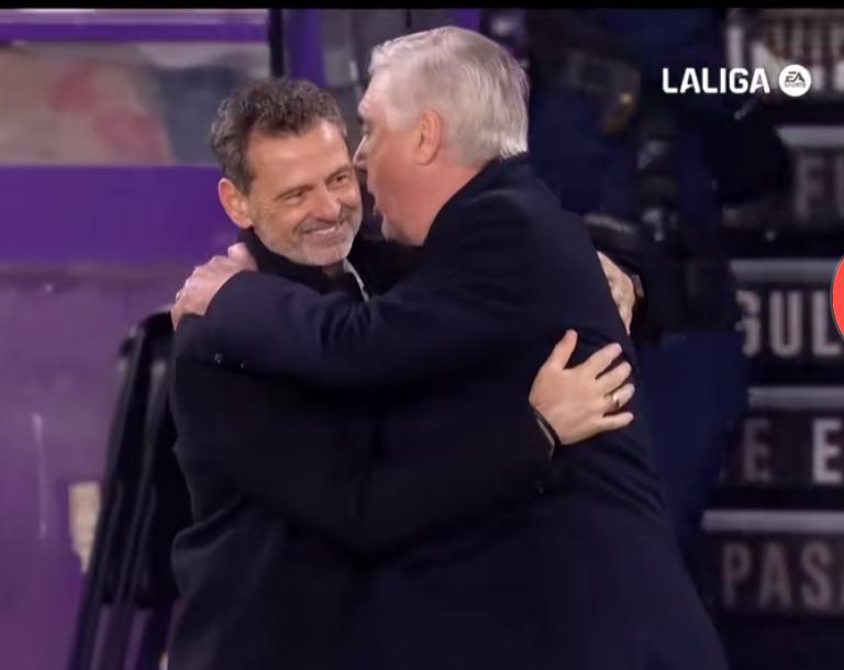 Extasis, ahi esta el DT que por fin hizo campeón al Atlas, a lado un tal Ancelotti.