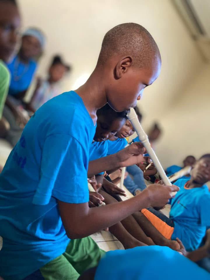 KRIFA offre une formation en flûte aux enfants de 7 à 12 ans du site ONA dans le cadre de la mise en oeuvre du projet de Prévention et prise en charge psychosociale des enfants dans les sites des déplacés à Port-au-Prince. en appui avec <a href="/SavetheChildren/">Save the Children US</a>