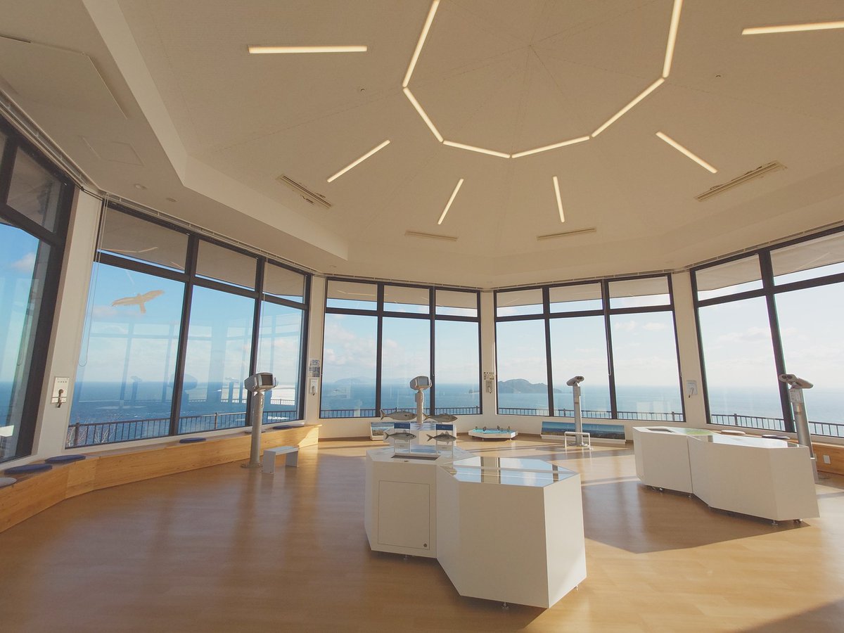 oita_kaiseikan's tweet photo. 絶景展望室！正面にある島は今は無人島の高島。ウミネコの生息地だよ。その奥側にある島は島ではなく四国なんだ✨️愛媛県だよ。絶景見ながらおやつタイムもよいね😁展望室では飲食ができるからパンでも食べてゆったり過ごしてね(*´ｪ`*)飲み物とパンの自販機を設置してるからね〜♪ https://t.co/pQAXLFc6lJ
