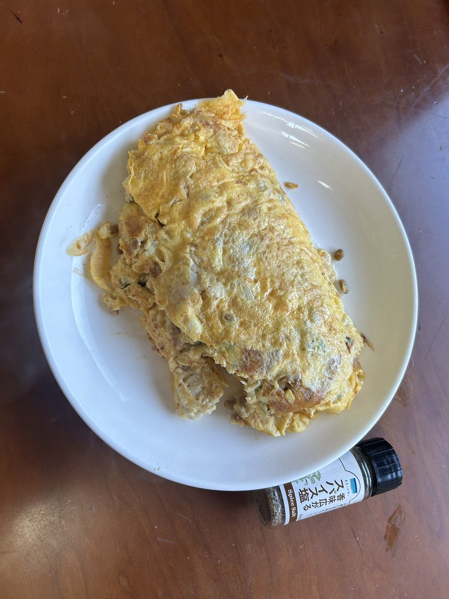43088's tweet photo. 鶏ハム納豆大葉入りバケモノでかオムレツ

ケチャップがない https://t.co/sHtGCphECS