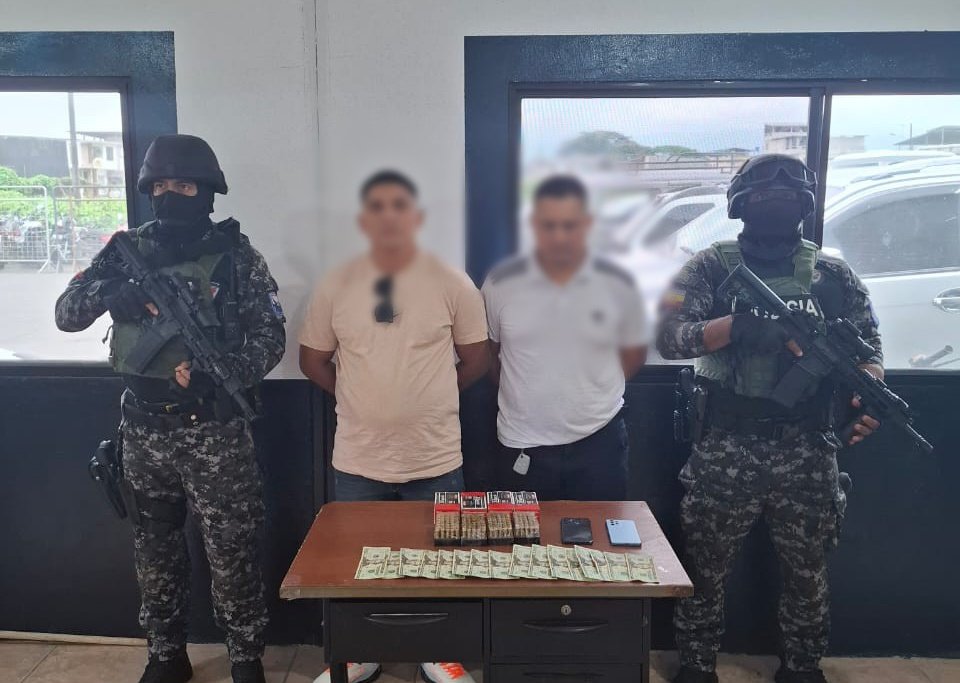 PoliciaEcuador's tweet image. APREHENDIMOS A 2 SUJETOS QUE TRANSPORTABAN CAJAS DE CARTUCHOS

Mediante operaciones tácticas de interdicción en #Naranjal-#Balao #Guayas, aprehendimos a dos sujetos, quienes transportaban en un vehículo cuatro cajas de cartuchos.

INDICIOS:
-200 cartuchos 
-320 dólares 
-1