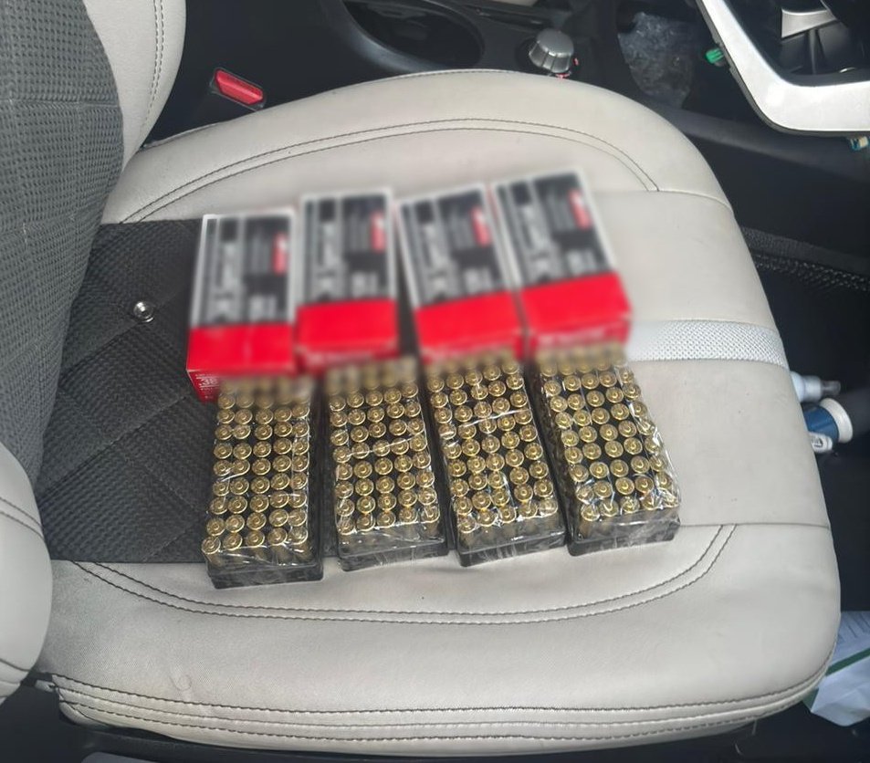 PoliciaEcuador's tweet image. APREHENDIMOS A 2 SUJETOS QUE TRANSPORTABAN CAJAS DE CARTUCHOS

Mediante operaciones tácticas de interdicción en #Naranjal-#Balao #Guayas, aprehendimos a dos sujetos, quienes transportaban en un vehículo cuatro cajas de cartuchos.

INDICIOS:
-200 cartuchos 
-320 dólares 
-1