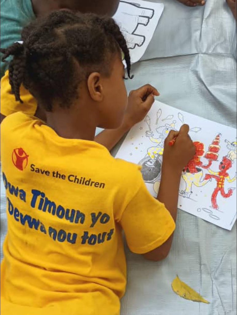 KRIFA organise des activités de coloriage aux enfants de 3 à 7 ans des deux sites Collège Antilles et ONA dans le cadre de la mise en oeuvre du projet de Prévention et prise en charge psychosociale des enfants dans les sites des déplacés à P-au-P. en appui avec <a href="/SavetheChildren/">Save the Children US</a>