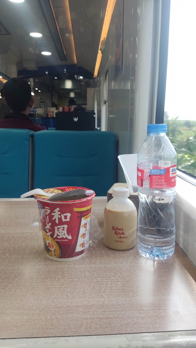 Baru kali ini coba makan di gerbong makan, biasanya milih pesen lewat Acces trus makan di tempat duduk sendiri. Nyaman juga di sini ☺ <a href="/KAI121/">Kereta Api Indonesia</a>