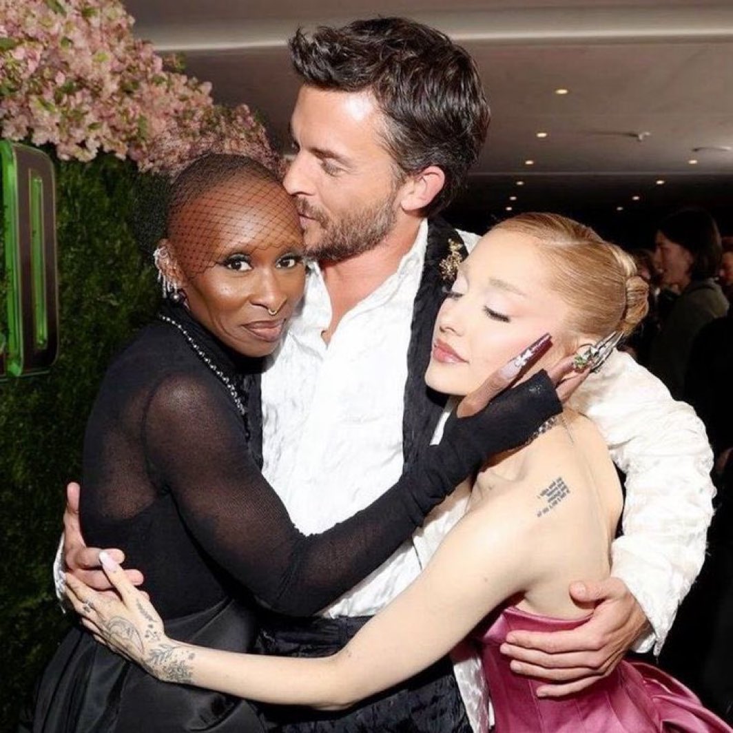 CRESSlDACOWPER's tweet image. this is lowkey the plot of wicked summarized in one photo if you think about it