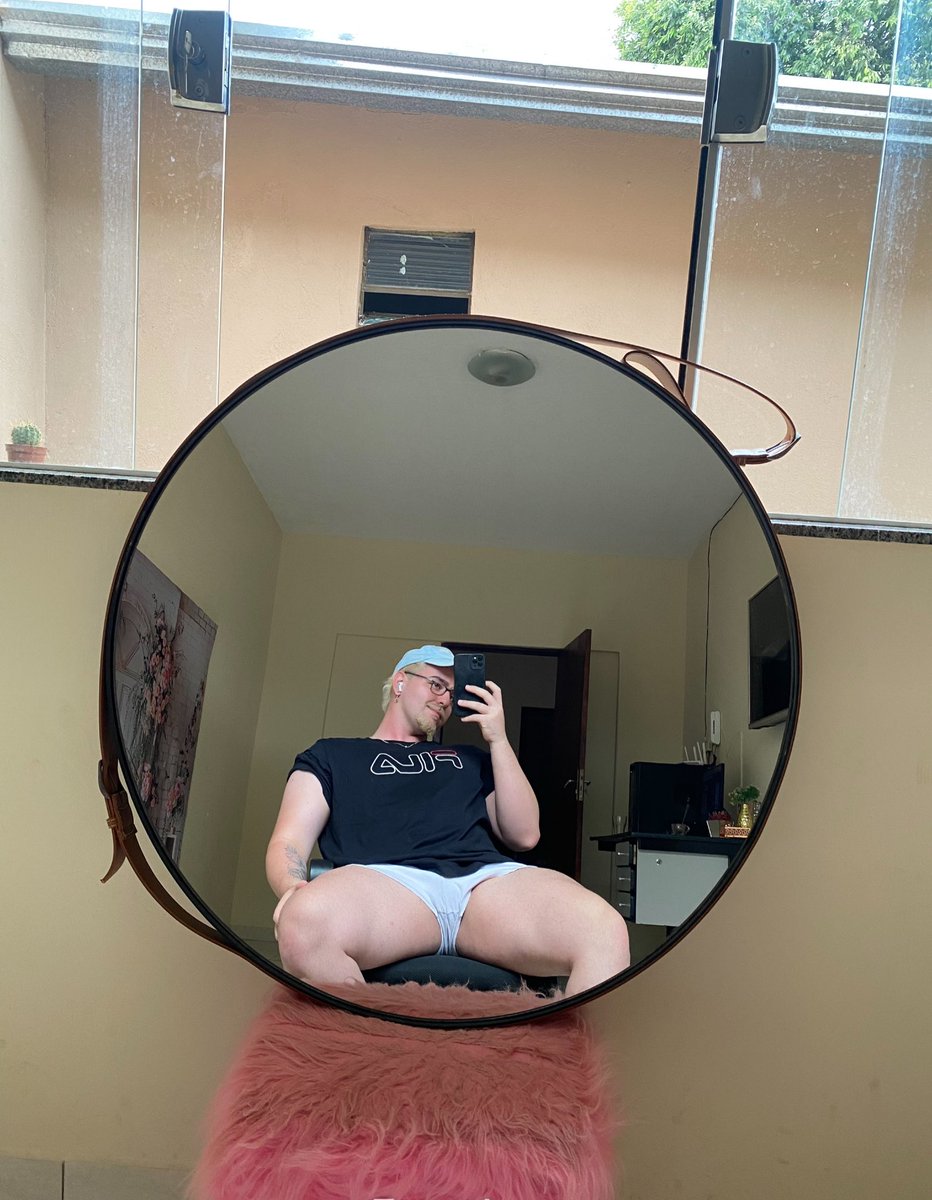 Felipedamem's tweet photo. Tropa de pessoas que ama um leg day https://t.co/5oTNnRg0Xz