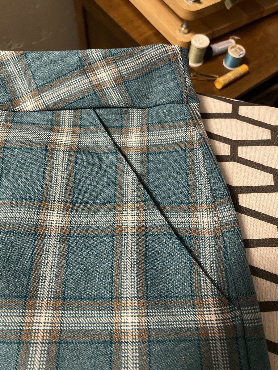today I made a pair of silly trousers using 40+ year old fabric. please admire how neatly I lined up the plaid pattern across the pocket