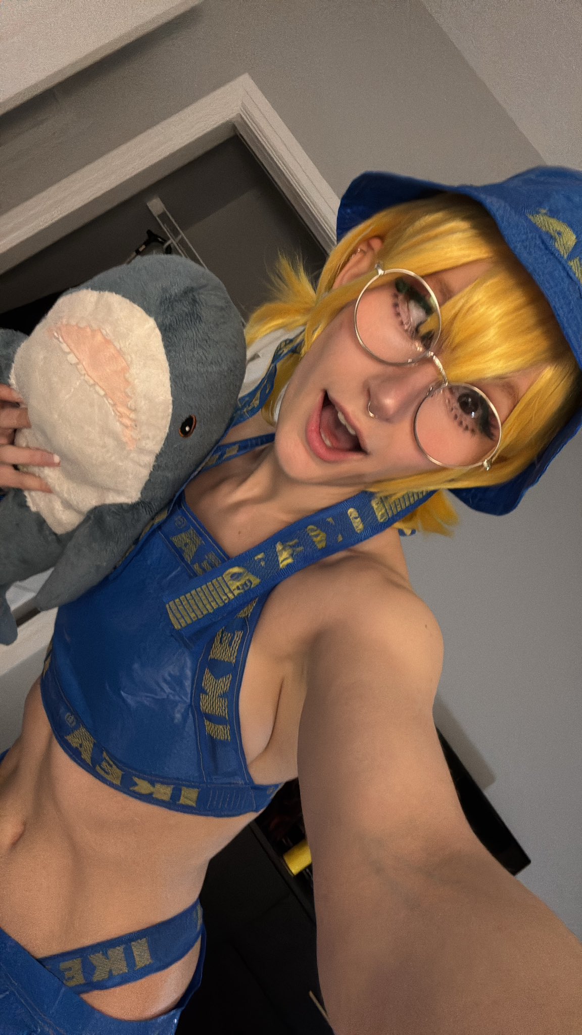 Made an outfit out of Ikea bags,,,, https://t.co/xQUei23OJ5