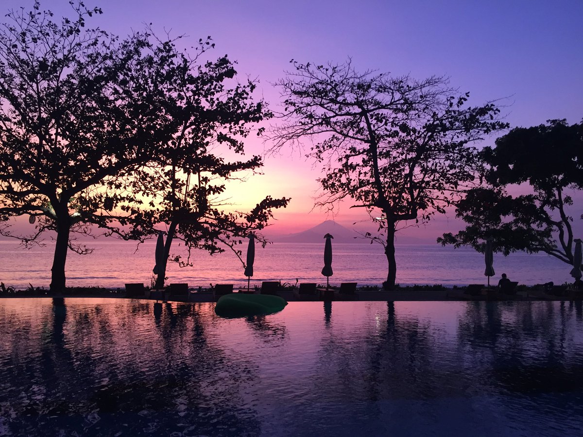 curiousnaycha's tweet photo. @NiallHarbison A purple sunset from Lombok, Indonesia dedicated to Alba 💜💜💜 https://t.co/ErkuGRo512