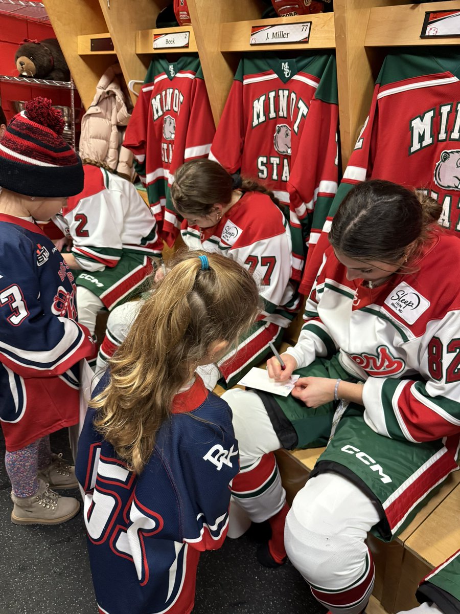 Minot State Women’s Hockey tweet media