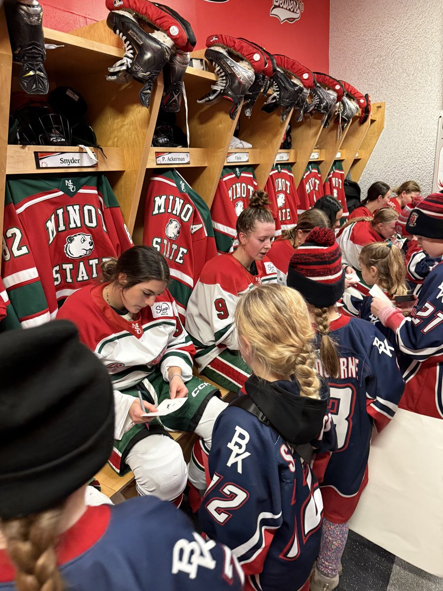 Minot State Women’s Hockey tweet media