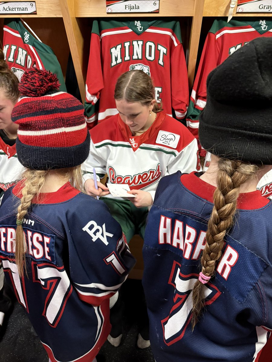 Minot State Women’s Hockey tweet media