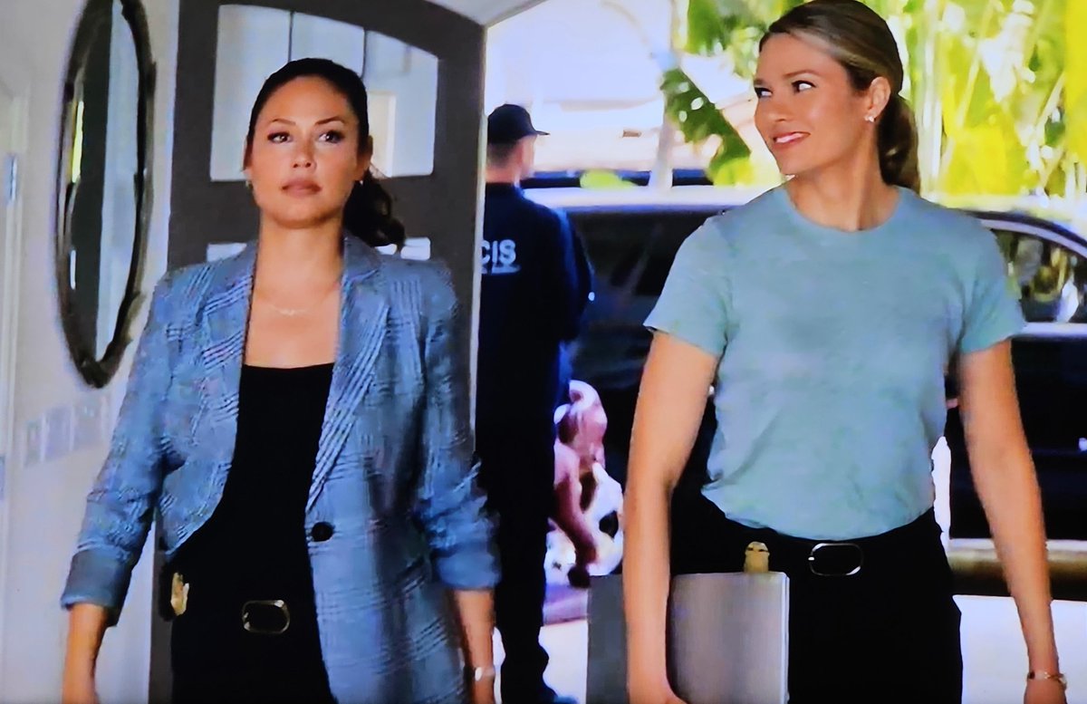 ponton_sharon62's tweet photo. @TheFourPsInLife #SaveNCISHawaii #NCISHawaii #TENSTLER
Jane & Kate walking in & seeing "artwork" & Kate says, "Does that look like?"
Jane: "Yeah, it does."
Kate: "All the money in the world doesn't buy good taste."
Curtis walks up & looks at it and says, "It's beautiful" LOL https://t.co/TQsqaynehq