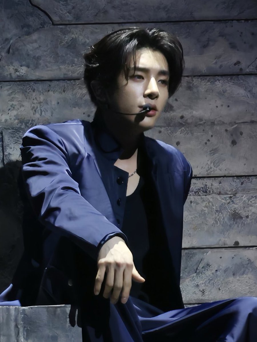 I CANT BREATHE JAKE IS SO GORGEOUS 😭