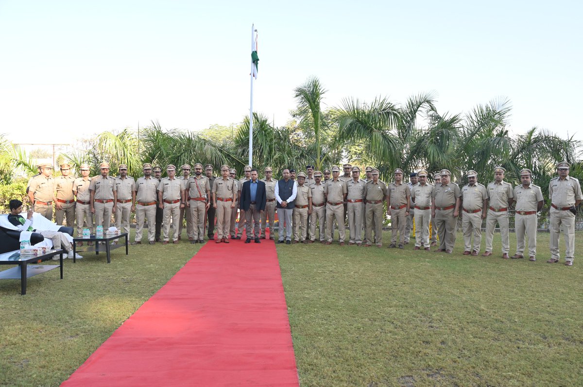 CustomsJamnagar's tweet photo. Shri Dhirendra Lal, Commissioner unfurled the flag on the occasion of 76th Republic Day, marking the triumph of the values of justice &amp; equality that our Constitution upholds. Officers &amp; staff participated with the great spirit.

@cbic_india @cusgujzone @FinMinIndia @PMOIndia https://t.co/y64mKdMvuY