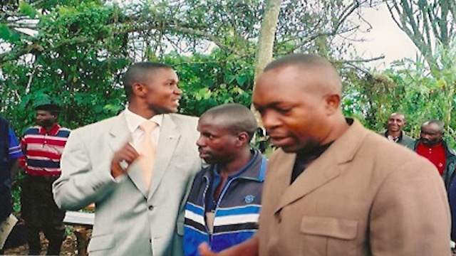 TheKigalian_'s tweet photo. On this picture you can see #FDLR-#RUD Commander Maj Gen Jean Damascene Alias #Ndibabaje (in the middle) with @julienpalukucom when he was Governor of North Kivu @GouvNordKivu. 

This goon has been and is still a strong partner of #FDLR into minerals' deals,that one shows how #FDLR genocidal ideology has even penetrated into the cabinet.

@ali_naka @AthousandBrains