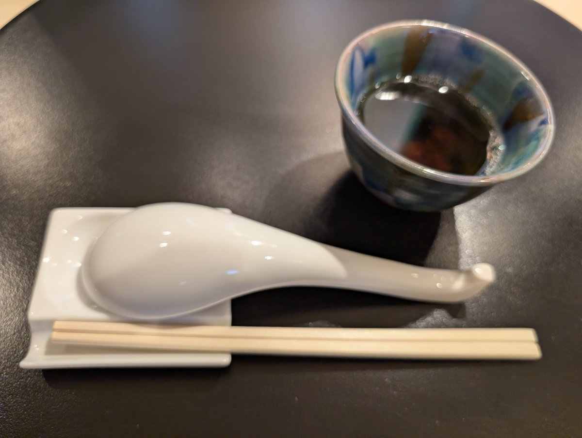 Televiken3rdGen's tweet photo. #中華蕎麦あお木
釜揚げつけ麺（味噌）大
昭和の中華そば辛味噌付き
和え玉（全粒粉）
お昼過ぎまで所用…これは間に合うか!?帰宅出来る!?爆速にて帰宅🚗³₃
いっぱいの蓮根みぞれが入った味噌のつけ汁がモノスゲー美味い😋やっぱ黒豆茶の風味が最高な釜揚げ麺を永遠に食べていたい🥺՞麺が美味いの💕 https://t.co/6ZR1ALxu3P