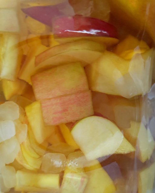 DefaultReadOnly's tweet photo. カッとなってりんご酒仕込んだ(笑)
ブランデーで作ろうと思ってたのに、数年仕込みやってなかったから普通に果実酒用ブランデーとかあるのを忘れて安いブラックニッカ(しかもウイスキー)買ってもうたww
紅玉は出回らないのでサンふじにした。 https://t.co/5VSIciBNOB