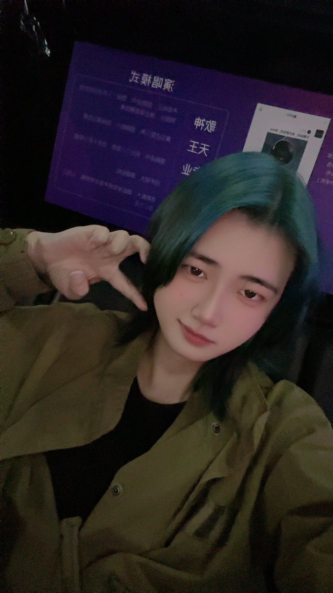 ccioood's tweet photo. 以防你不知道我有多帅✋(❍ω❍) https://t.co/6i21pOv2Vp