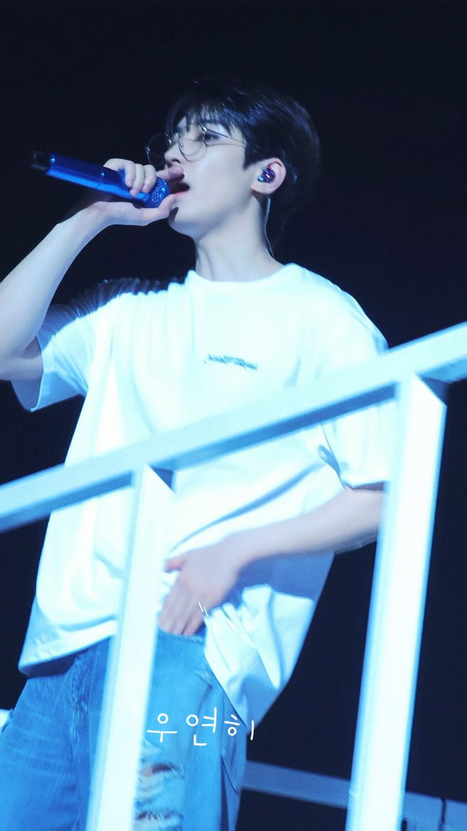 흰티에 청바지에 가는테 안경은.....미쳐 그냥