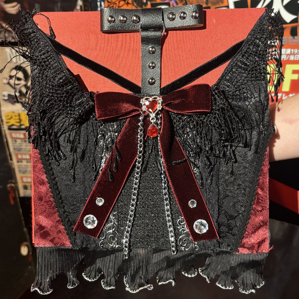 aru_seitan's tweet photo. 皆様のご協力で今年も素敵なアルバムをリアバライブにてあるちゃんにプレゼントすることができました🦇🍓

以下、表紙と裏表紙の写真そしてアルバムの中身に使用させていただきましたメッセージカードのデザインとなります！♡ 

素敵なイラストありがとうございました！ https://t.co/zEK9gYezUZ