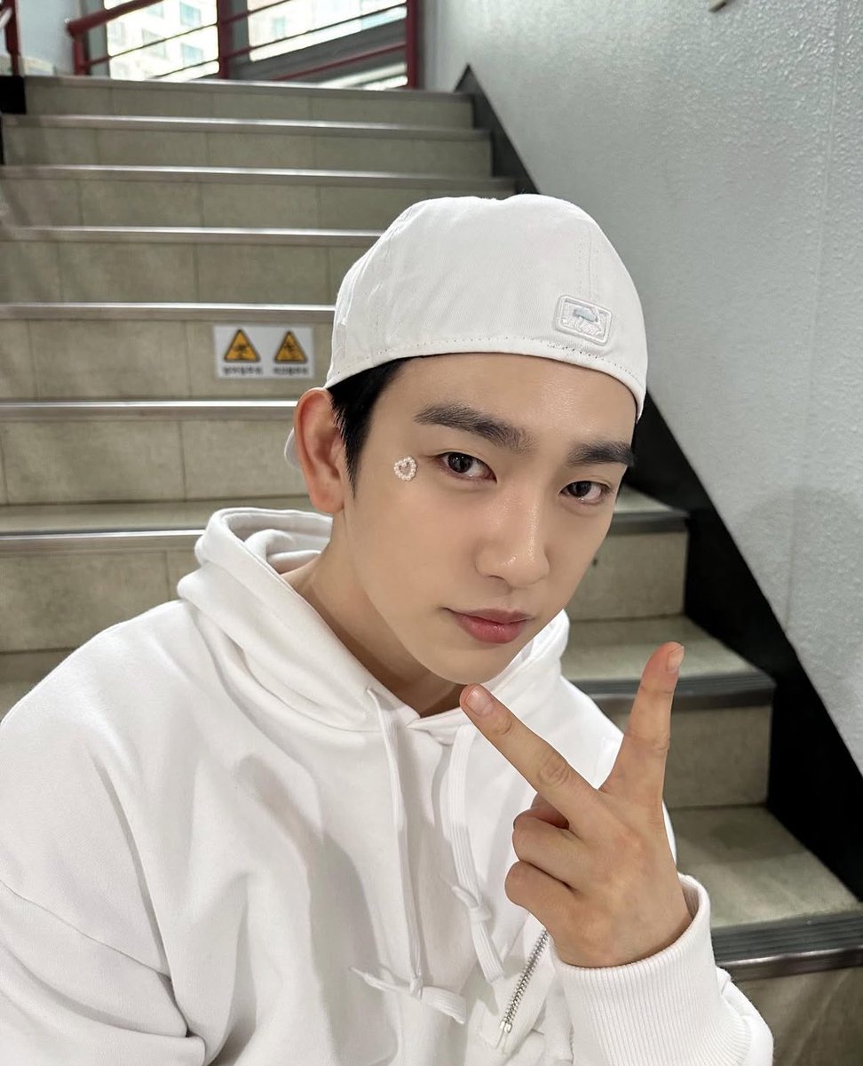 intupjy's tweet photo. newly debuted 5th gen idol park jinyoung from an indie group called got7 please show him a lot of support 🙏 https://t.co/7yJ7Y1Vp7i