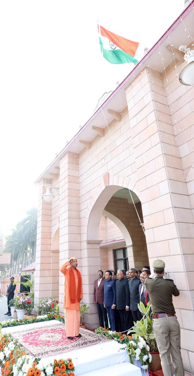 BJP4UP's tweet photo. 'गणतंत्र दिवस' के पावन अवसर पर मुख्यमंत्री श्री @myogiadityanath ने लखनऊ स्थित सरकारी आवास पर राष्ट्रीय ध्वज फहराकर अमर बलिदानियों को नमन किया।

#RepublicDay https://t.co/RFH3HMejp3