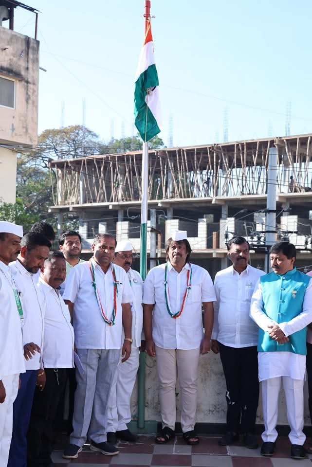 Madhu_Bangarapp's tweet image. 76ನೇ ಗಣರಾಜ್ಯೋತ್ಸವ ದಿನಾಚರಣೆಯ ಅಂಗವಾಗಿ ಶಿವಮೊಗ್ಗದ ಜಿಲ್ಲಾ ಕಾಂಗ್ರೆಸ್ ಭವನದಲ್ಲಿ ಆಯೋಜಿಸಿದ್ದ ಧ್ವಜಾರೋಹಣ ಕಾರ್ಯಕ್ರಮದಲ್ಲಿ ಭಾಗವಹಿಸಿ, ಧ್ವಜಾರೋಹಣ ನೆರವೇರಿಸಿ, ಧ್ವಜ ವಂದನೆ ಸಲ್ಲಿಸಲಾಯಿತು.

#CongressPartyOffice #RepablicDay #FlagHoisting #IndependentIndia #76th_IndependenceDay #INCKarnataka