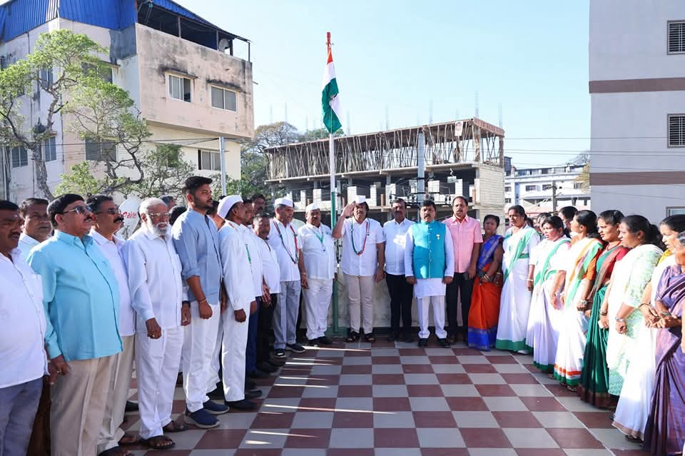 Madhu_Bangarapp's tweet image. 76ನೇ ಗಣರಾಜ್ಯೋತ್ಸವ ದಿನಾಚರಣೆಯ ಅಂಗವಾಗಿ ಶಿವಮೊಗ್ಗದ ಜಿಲ್ಲಾ ಕಾಂಗ್ರೆಸ್ ಭವನದಲ್ಲಿ ಆಯೋಜಿಸಿದ್ದ ಧ್ವಜಾರೋಹಣ ಕಾರ್ಯಕ್ರಮದಲ್ಲಿ ಭಾಗವಹಿಸಿ, ಧ್ವಜಾರೋಹಣ ನೆರವೇರಿಸಿ, ಧ್ವಜ ವಂದನೆ ಸಲ್ಲಿಸಲಾಯಿತು.

#CongressPartyOffice #RepablicDay #FlagHoisting #IndependentIndia #76th_IndependenceDay #INCKarnataka