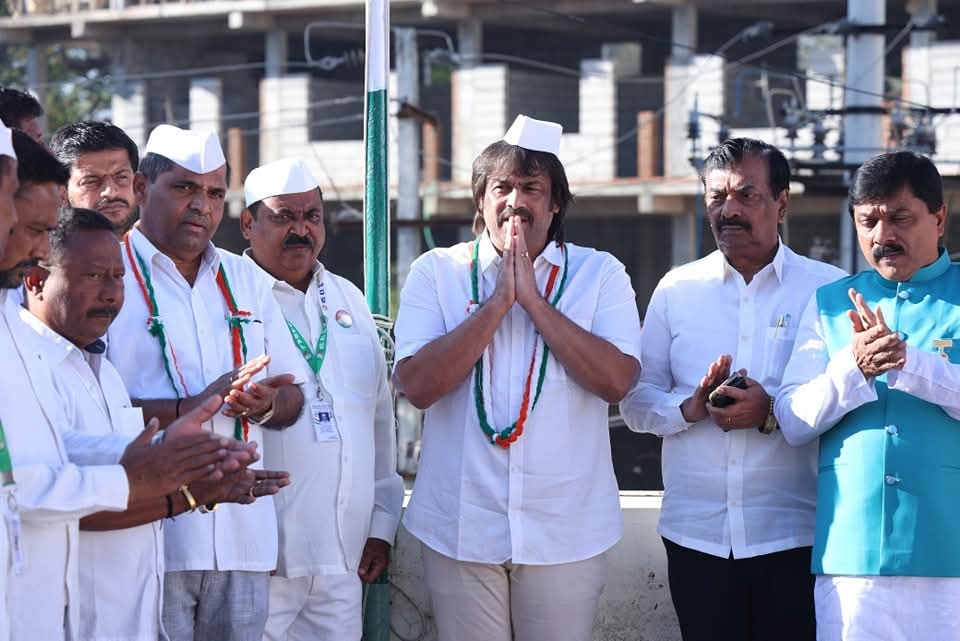 Madhu_Bangarapp's tweet image. 76ನೇ ಗಣರಾಜ್ಯೋತ್ಸವ ದಿನಾಚರಣೆಯ ಅಂಗವಾಗಿ ಶಿವಮೊಗ್ಗದ ಜಿಲ್ಲಾ ಕಾಂಗ್ರೆಸ್ ಭವನದಲ್ಲಿ ಆಯೋಜಿಸಿದ್ದ ಧ್ವಜಾರೋಹಣ ಕಾರ್ಯಕ್ರಮದಲ್ಲಿ ಭಾಗವಹಿಸಿ, ಧ್ವಜಾರೋಹಣ ನೆರವೇರಿಸಿ, ಧ್ವಜ ವಂದನೆ ಸಲ್ಲಿಸಲಾಯಿತು.

#CongressPartyOffice #RepablicDay #FlagHoisting #IndependentIndia #76th_IndependenceDay #INCKarnataka