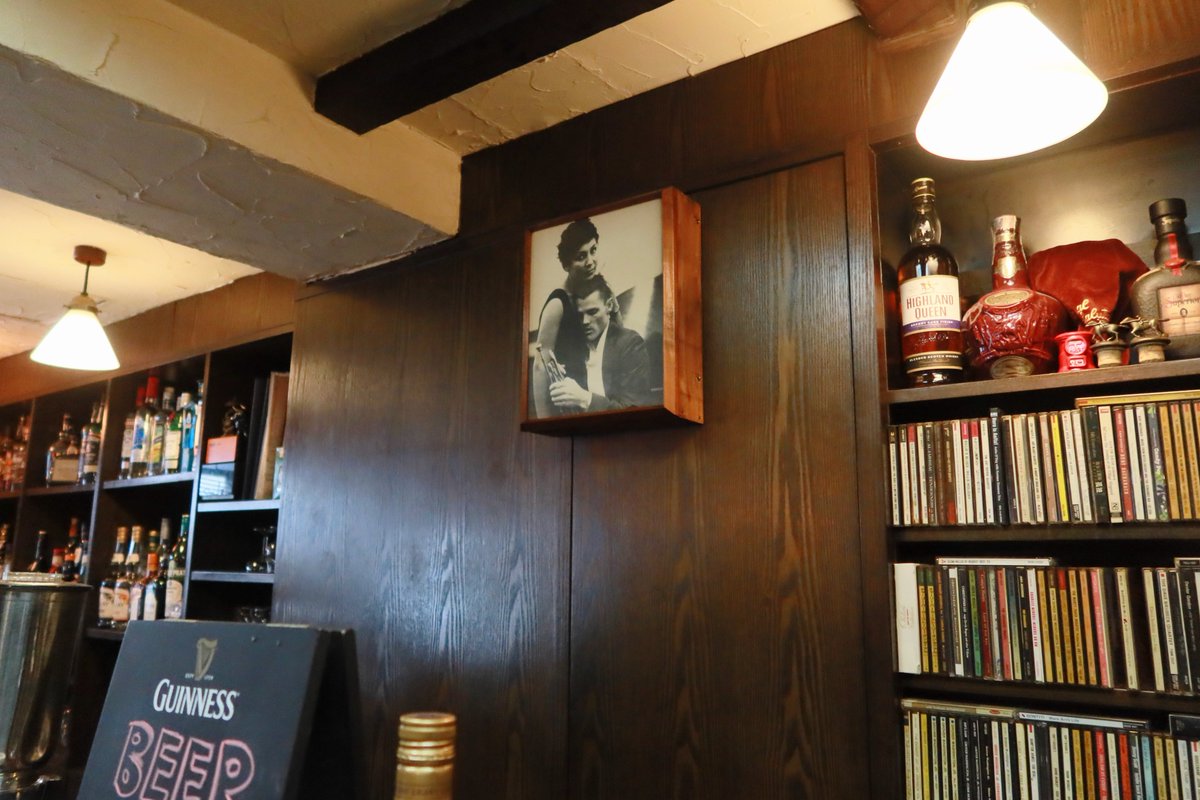 __fu_ming__'s tweet photo. Music Cafe &amp; Bar BIRD @machida_bird さんへ。

店内のディスプレイを楽しむ。
検索するとカウンター正面右は、Chick CoreaのReturn To Forever。
左上には、William ClaxtonによるChet Baker and Lili, Hollywood, 1955。
どんな物語があったのかな。
# Music Cafe &amp; Bar BIRD # Art Blakey https://t.co/50a7lK0KAO